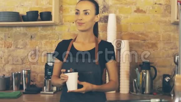 咖啡厅咖啡师给咖啡支付NFC视频的预览图