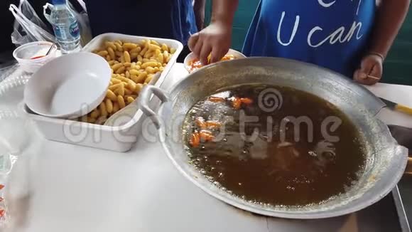 烹饪泰国传统甜点黄金甜视频的预览图