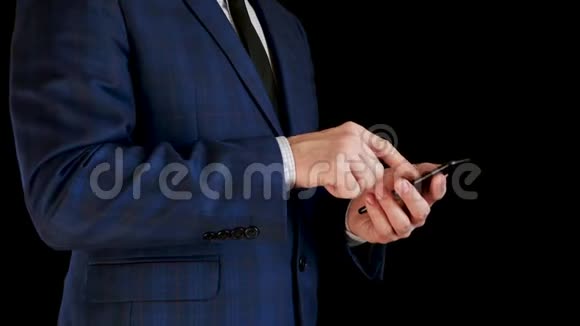 身着商务服的商人用手指触摸黑色背景下的触摸屏触摸智能手机视频的预览图