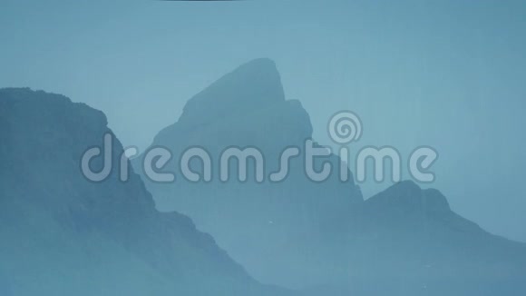 暴风雨中的薄雾悬崖视频的预览图