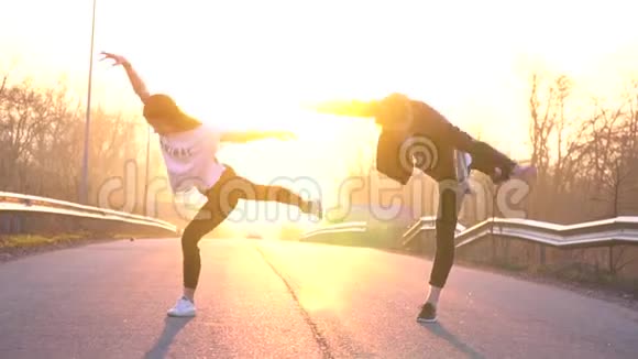一对美丽的夫妇在路上跳舞跳着充满活力的舞蹈跳着芭蕾舞元素晒太阳视频的预览图