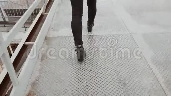 穿着黑色时髦鞋子在屋顶上行走的女人的腿手持模式视频的预览图