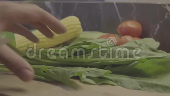 厨师在切菜板上切菠菜视频的预览图