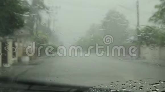 大雨从汽车挡风玻璃上掉下来把它擦干净视频的预览图