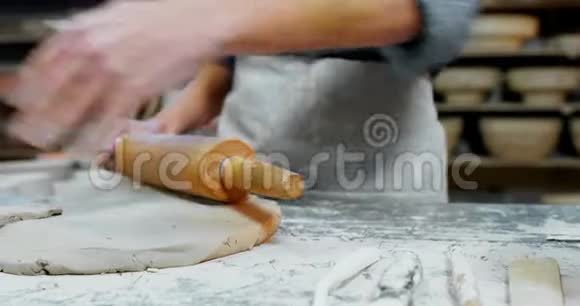女陶工用擀面杖4k压扁粘土视频的预览图