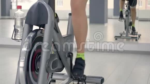 女人的脚在旋转室内自行车视频的预览图