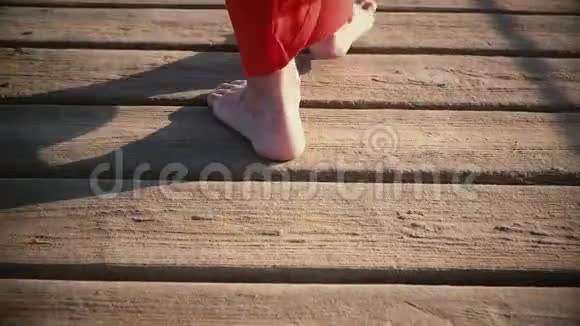 埃及红海附近的一座桥上走着一个穿着红裙子的女孩视频的预览图