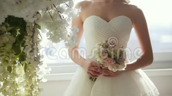 穿着漂亮婚纱的漂亮女人和漂亮新娘花束视频的预览图
