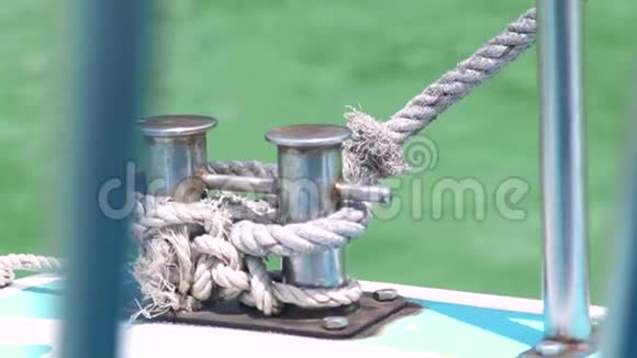 在蓝色海水背景下航行的船板甲板上的绳索在海上航行的船上系紧绳子导航视频的预览图