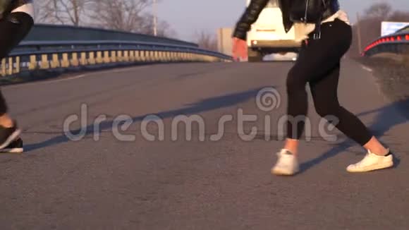 一个男人和一个女人的腿早上在路上跳舞动作缓慢视频的预览图