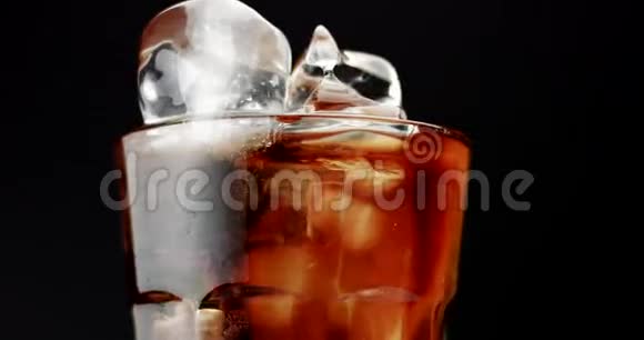 杯子里有冰块和柠檬滑梯和可乐可乐新鲜饮料冰块和泡泡视频的预览图