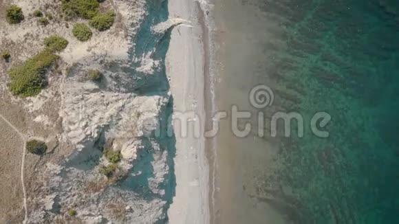 鸟瞰海滩热带森林和海浪海洋蔚蓝的海滩上有落基山脉和清澈的海水视频的预览图