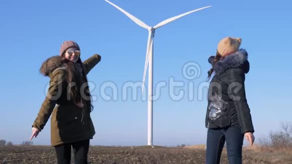 风站快乐的女孩旋转和姿态的照片附近的能源生产视频的预览图