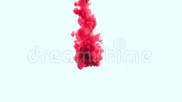 红色油漆墨水滴在水中慢动作全高清视频白色背景与复制空间视频的预览图
