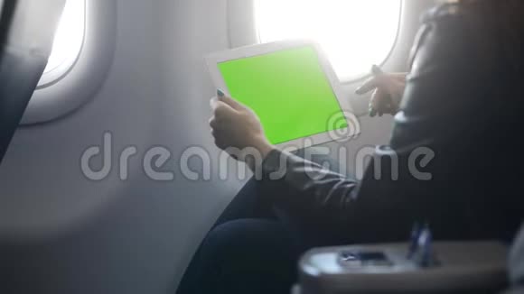 忙碌的女士在舒适的飞机上使用平板电脑视频的预览图