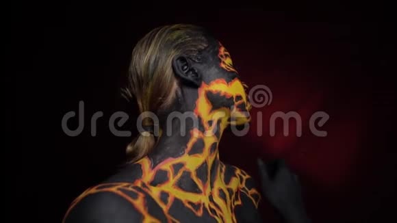 一个女孩在她的身体上画着火山熔岩的图像轻轻地抚摸着音乐视频的预览图