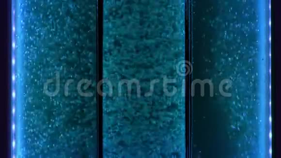 带气泡液的蓝色玻璃罐视频的预览图