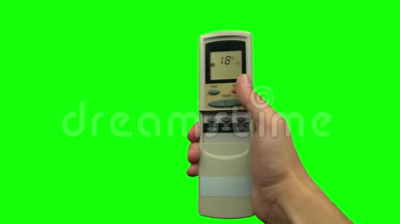 人手控打开空调绿色屏幕视频的预览图