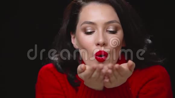 穿着黑色背景红毛衣的女人视频的预览图