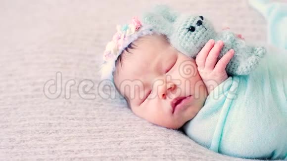 可爱的新生儿躺在床上有最喜欢的毛绒玩具视频的预览图