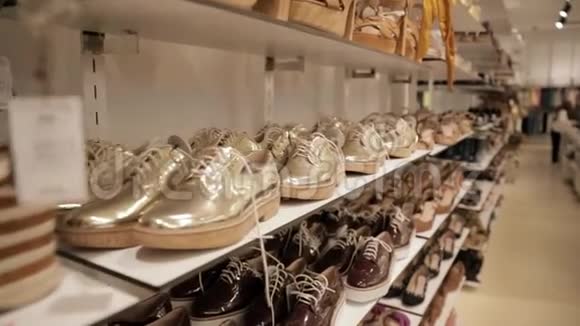 时尚休闲女性运动鞋在购物中心商店的饥饿视频的预览图