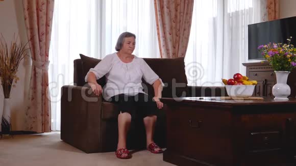 家中膝盖疼痛的老年妇女视频的预览图