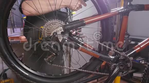 自行车服务理念一个年轻人修理和保养自行车视频的预览图