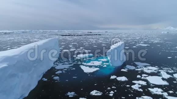 南极洲iecberg浮法海洋冰川空中景观视频的预览图