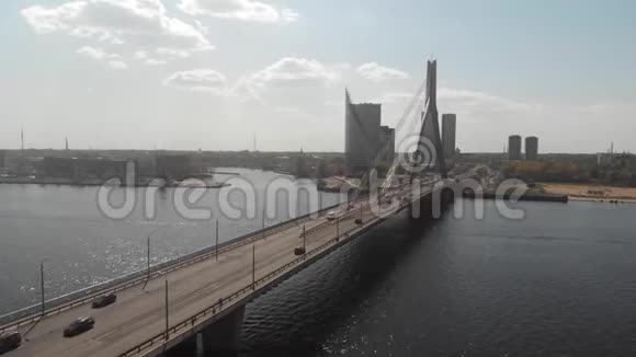 拉脱维亚里加桥4k鸟瞰图多加瓦河视频的预览图
