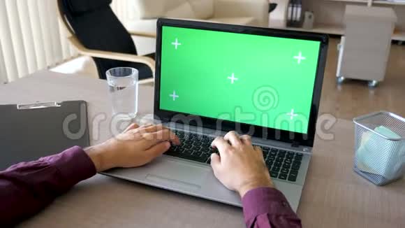 商人手在笔记本电脑键盘上打字带有绿色屏幕色度模型视频的预览图