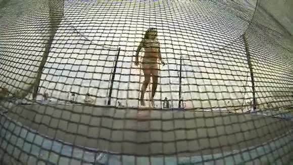 蹦床上的小女孩视频的预览图