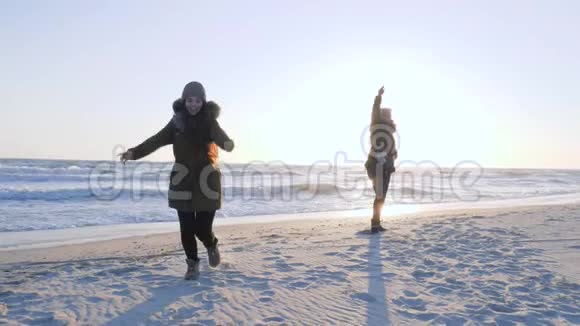 快乐的朋友在阳光下在海边玩挥舞双手视频的预览图