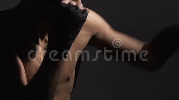 努力工作的泰国拳击手在健身房做一套进攻积极锻炼视频的预览图