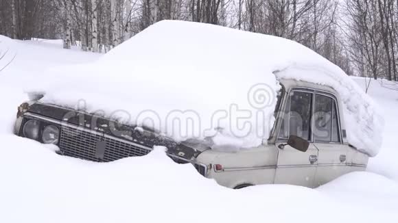 旧车上到处都是雪视频的预览图