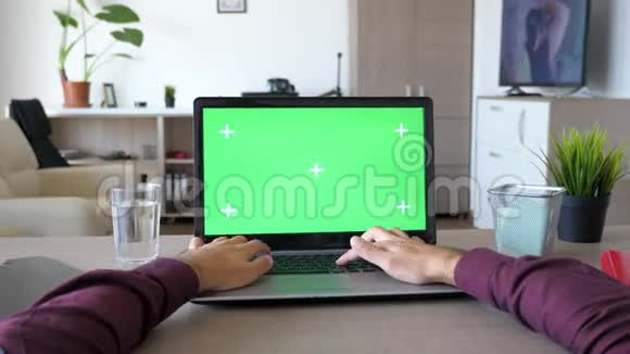 Dolly滑块画面人在笔记本电脑键盘上输入绿色屏幕模拟视频的预览图
