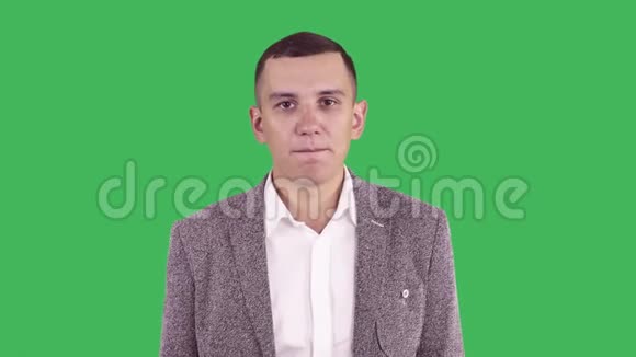 一个聋人在绿色彩色钥匙背景上的肖像视频的预览图