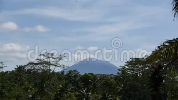 巴厘岛火山爆发视频的预览图