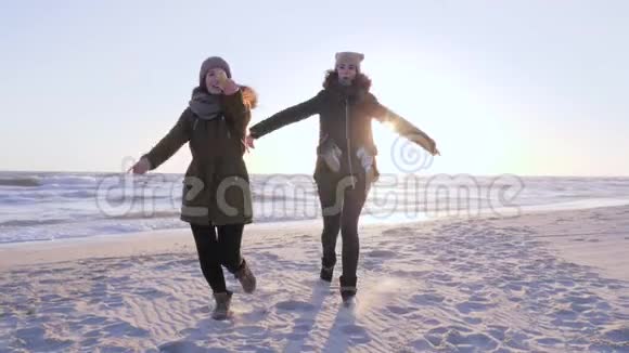 快乐的休闲青春在阳光下的沙滩上奔跑视频的预览图