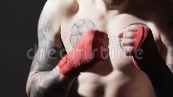 认真的运动男拳击手准备泰拳武术慢动作视频的预览图