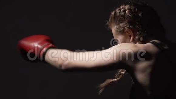 妇女在战斗前用辫子拳击积极锻炼运动时的慢动作视频的预览图