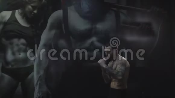 一幅漂亮壁画背景下的帅哥拳击视频的预览图