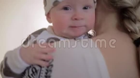 美丽的白种人婴儿被白人工作室的金发女人抱着视频的预览图