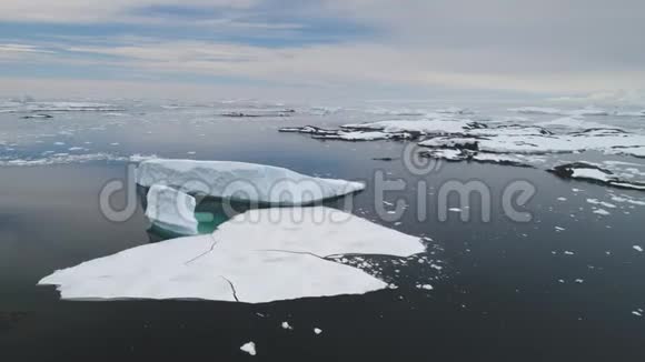 南极洲iecberg浮水海洋露天空中视频的预览图