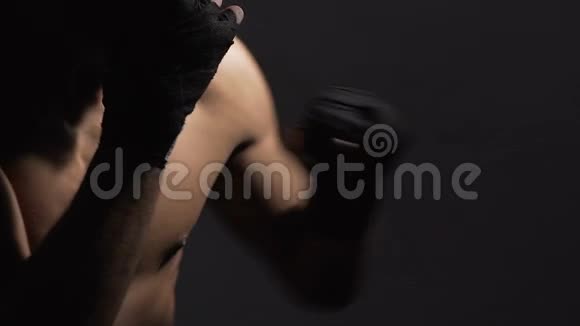 有目的的混合比赛泰国拳击手在健身房训练动力慢动作视频的预览图