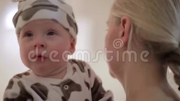 年轻的白种人女人手里拿着婴儿在摄影棚前视频的预览图