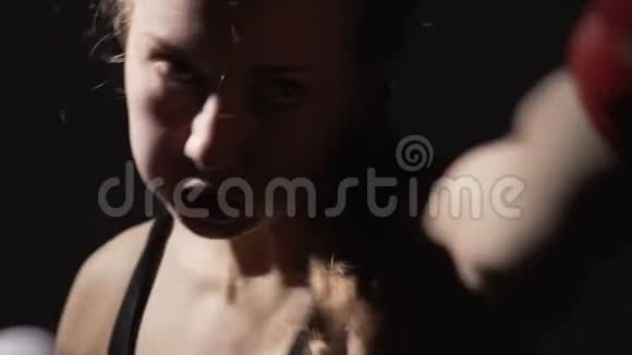 女拳击手戴拳击手套在健身房打空拳训练视频的预览图
