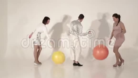 跳舞的公司成熟活跃的女人玩球和有魅力的男人视频的预览图