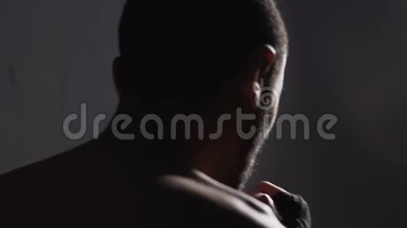 在健身房训练非裔美国人的跆拳道泰式格斗慢动作视频的预览图