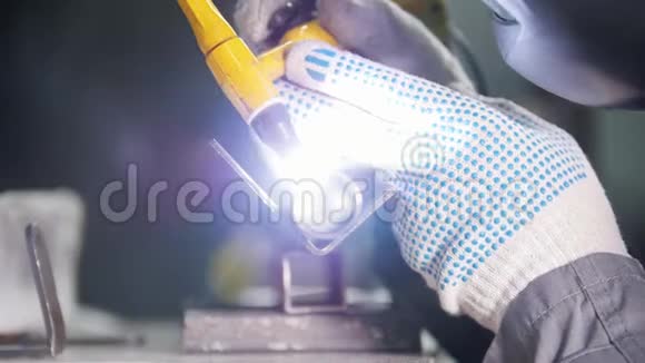 工业工厂一个戴手套的工人正在焊接详细工作视频的预览图