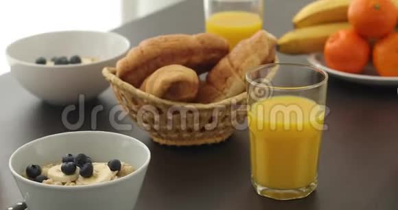白色桌子上的传统早餐视频的预览图